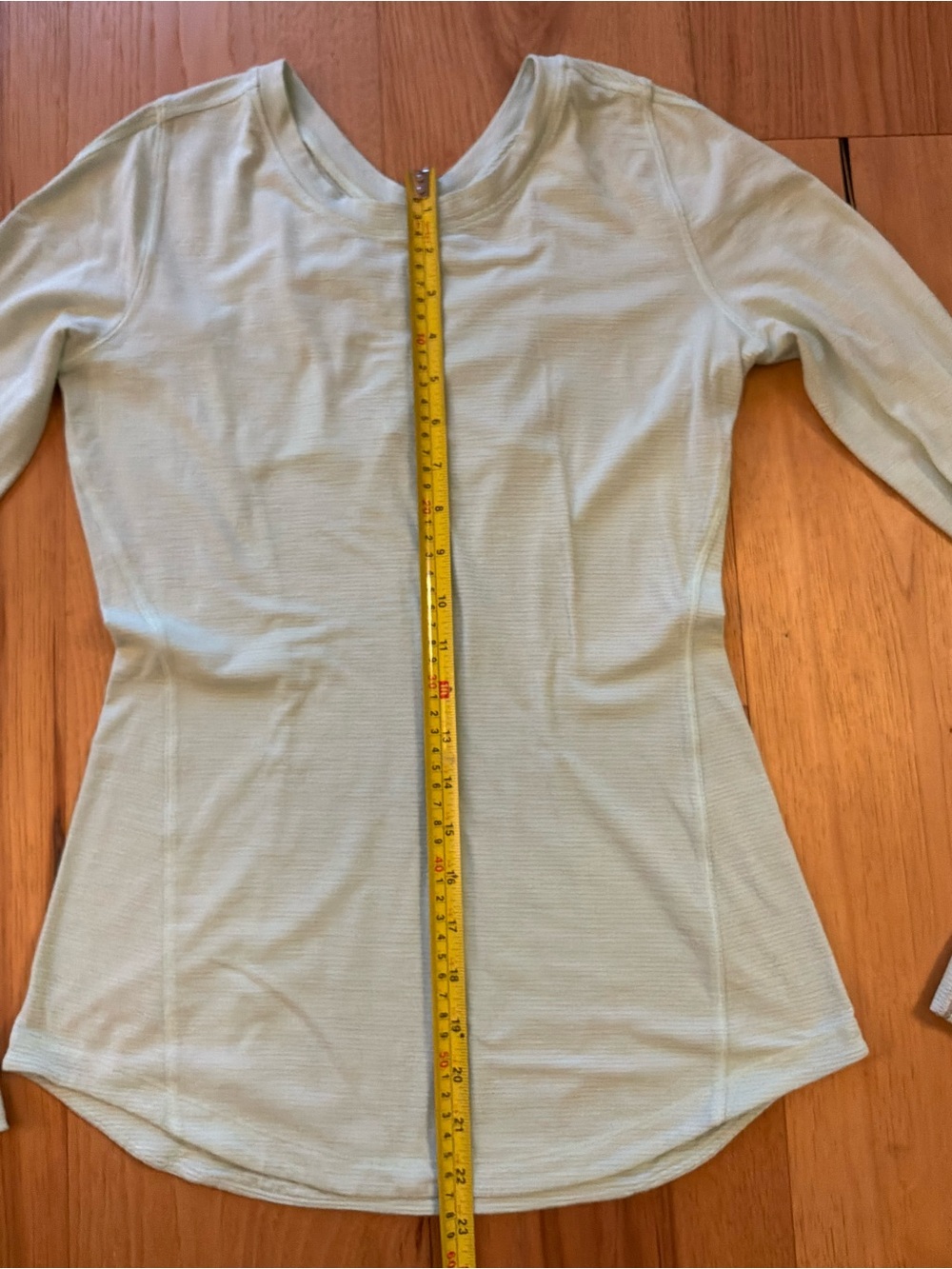 Lululemon Athletics Long-Sleeve V-Neck Top in Pale Sage, Size 4 - Picture 6 of 7
